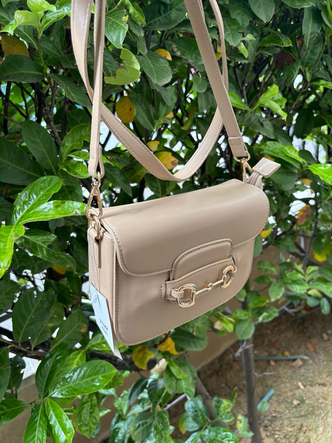 Sac beige foncé avec 10 produits