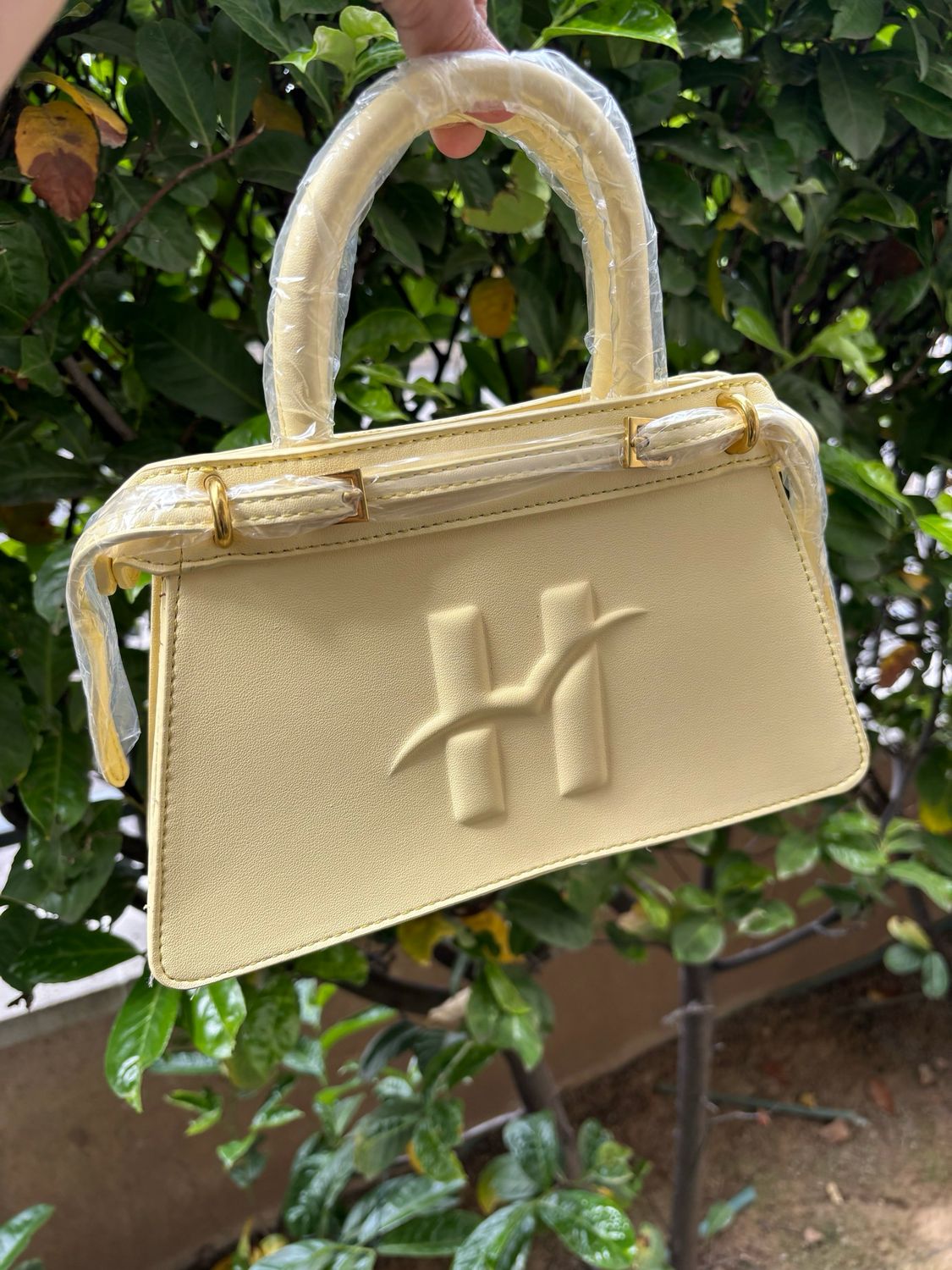 Sac jaune clair  avec 10 produits
