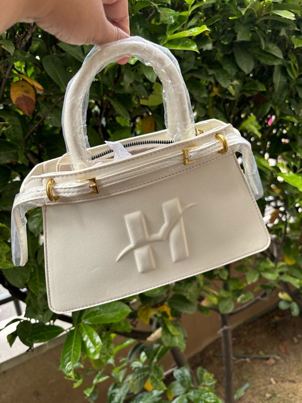 Sac blanc avec 10 produits