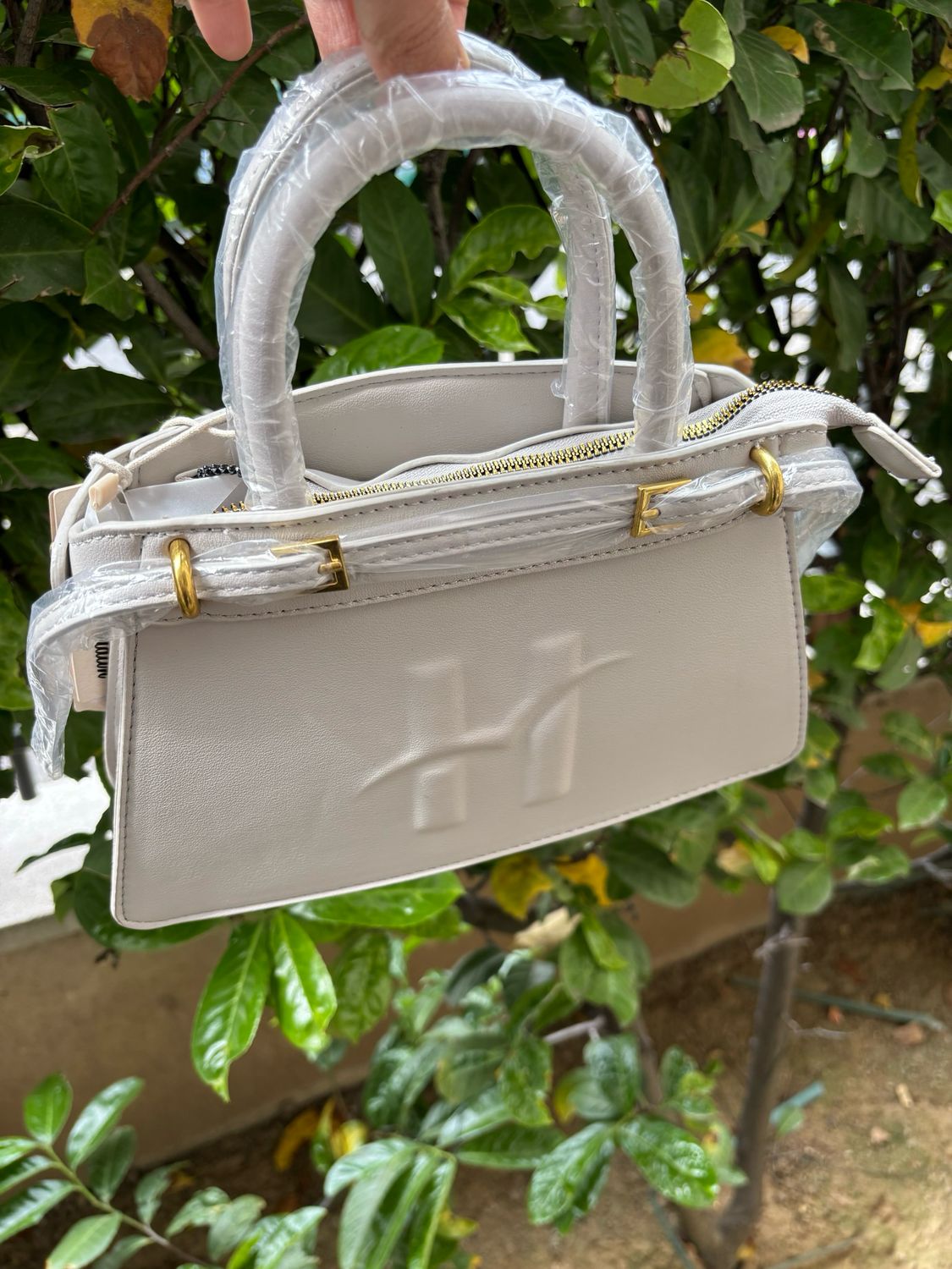 Sac gris clair avec 10 produits