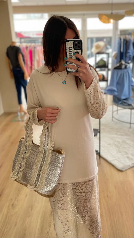 Robe beige dentelle
