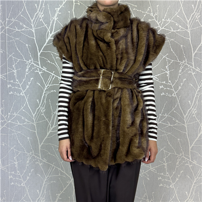 Gilet In Ecopelliccia Con Collo Ciambella Allacciato In Vita Art. D38v0911 Gilet In Ecopelliccia Con Collo Ciambella Allacciato In Vita Art. D38v0911