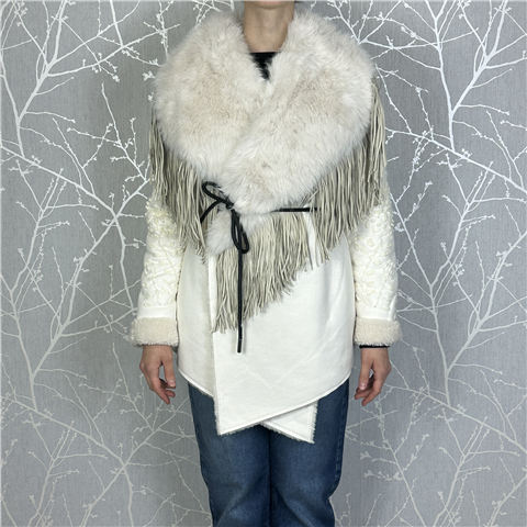 Giacca Allacciata In Vita Con Collo In Ecopelliccia Frange E Ricami Art. 4324007