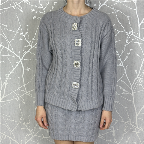 Completo In Maglia Cardigan E Gonna Con Lavorazione A Trecce E Bottoni Gioiello Art. Sarasota