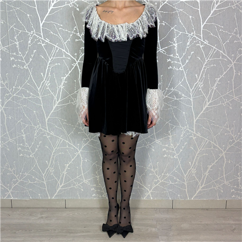 Abito In Velluto Con Gonna Svasata Scollo Quadrato E Dettagli In Pizzo Art. Bosio