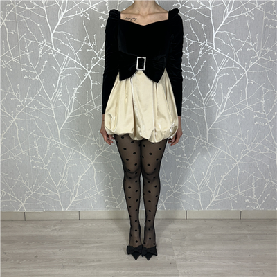 Mini Abito In Velluto Con Fiocco Di Strass Scollo Quadrato E Maniche A Sbuffo Art. Oleggio Mini Abito In Velluto Con Fiocco Di Strass Scollo Quadrato E Maniche A Sbuffo Art. Oleggio