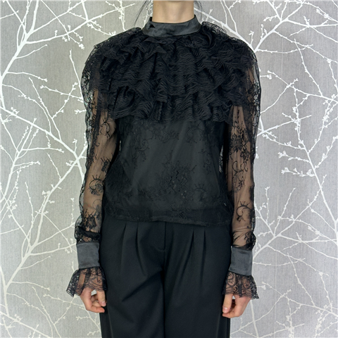 Blusa In Pizzo A Collo Alto Con Volant Sul Davanti Art. Fiano