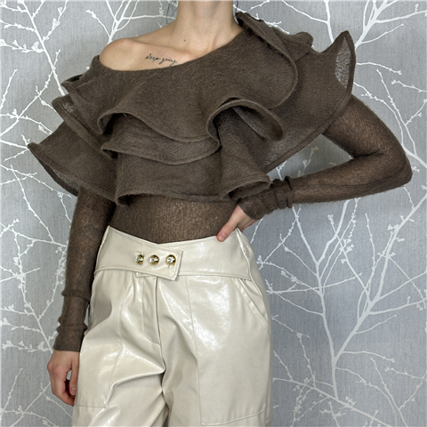 Maglia Con Balza Ondulata Su Spalla E Décolleté Art. Walpole Maglia Con Balza Ondulata Su Spalla E Décolleté Art. Walpole, Taglia: M, Colore: TABACCO