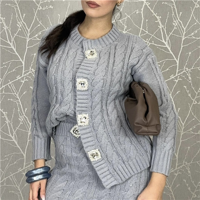 Completo In Maglia Cardigan E Gonna Con Lavorazione A Trecce E Bottoni Gioiello Art. Sarasota
