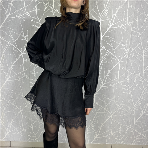 Abito A Collo Alto Regolabile Con Fiocco Posteriore Spalline E Orlo In Pizzo Art. Ld3809 Abito A Collo Alto Regolabile Con Fiocco Posteriore Spalline E Orlo In Pizzo Art. Ld3809, Taglia: M/L, Colore: NERO