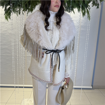 Gilet In Ecopelliccia Con Frange Allacciato In Vita Art. 4324019 Gilet In Ecopelliccia Con Frange Allacciato In Vita Art. 4324019