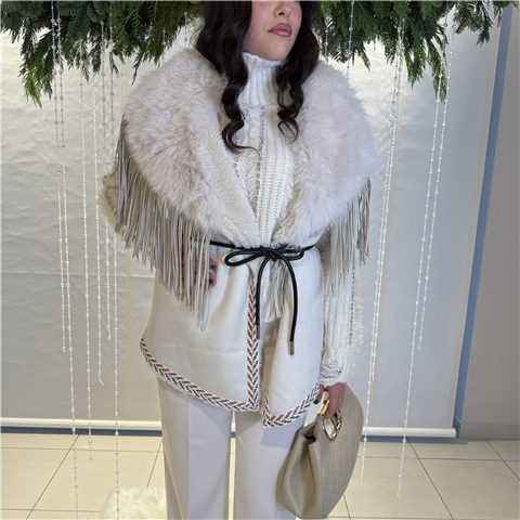 Gilet In Ecopelliccia Con Frange Allacciato In Vita Art. 4324019