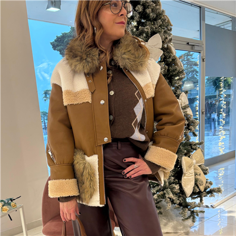 Montone In Ecopelle Con Applicazioni In Ecopelliccia Art. Ww25c036b