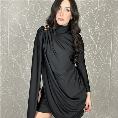 Abito A Collo Alto Con Drappeggio Asimmetrico E Fusciacca Laterale Con Spilla Art. Brooks