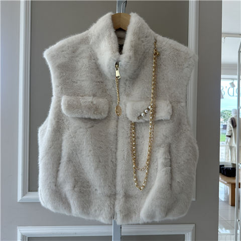 Gilet Corto In Ecopelliccia Con Dettagli Gold E Perla Art. 4324168 Gilet Corto In Ecopelliccia Con Dettagli Gold E Perla Art. 4324168