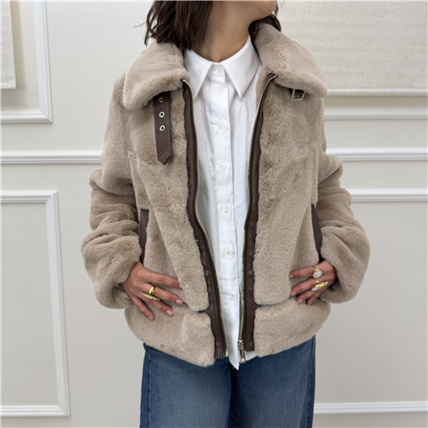 Faux Fur Corta Con Dettagli In Ecopelle