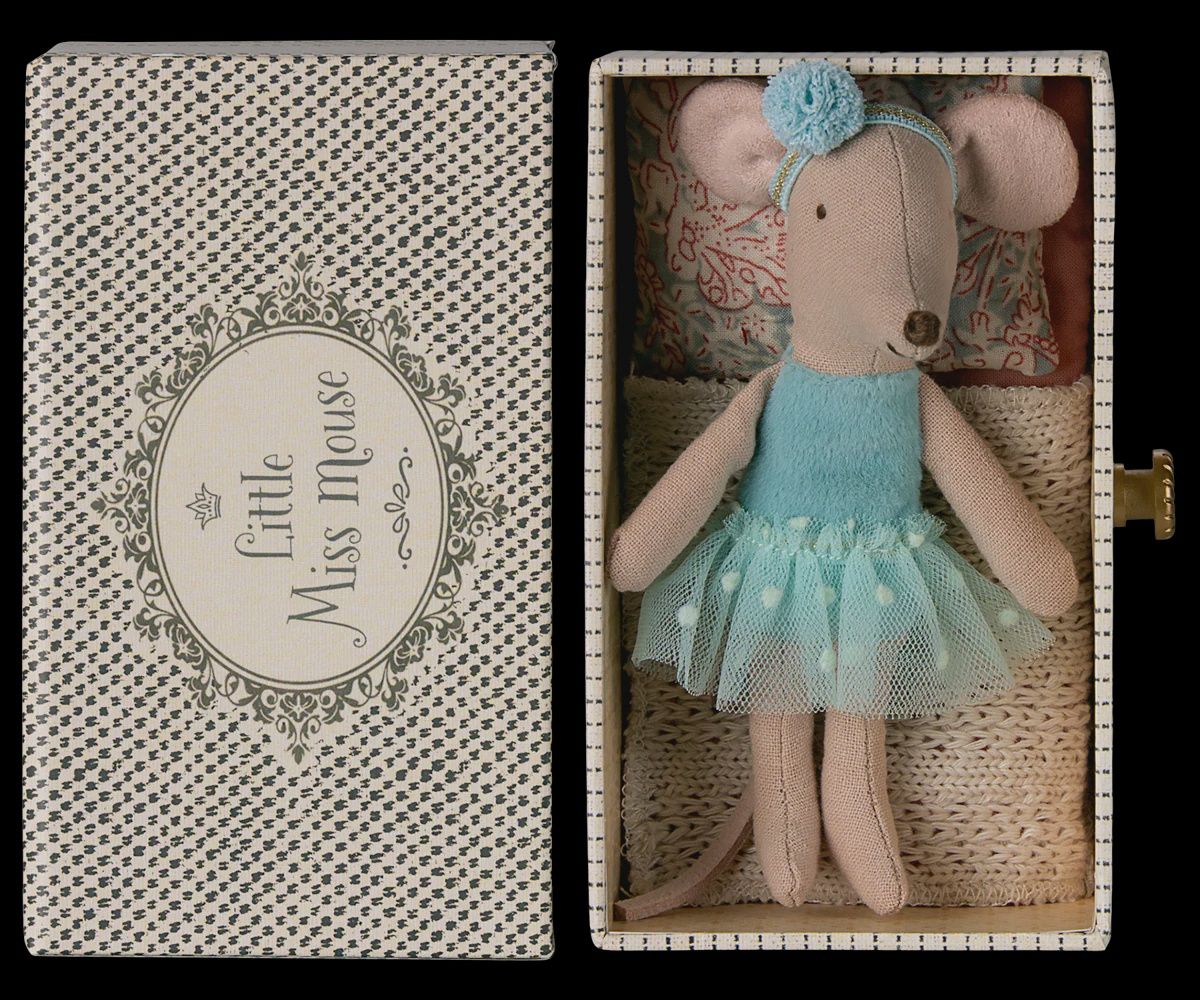 Little Sister - Dance Mouse in Daybed
