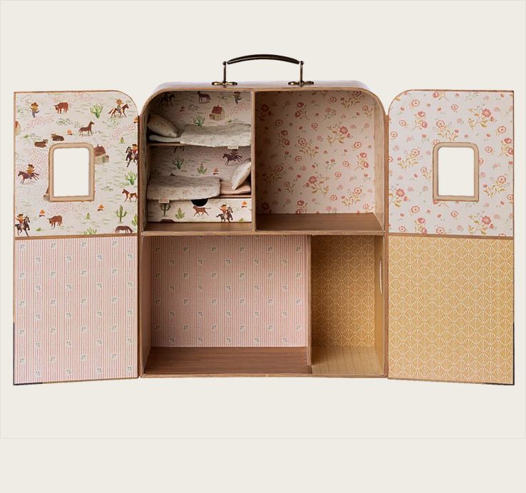 SuitCasa with Bedding for Two Mice