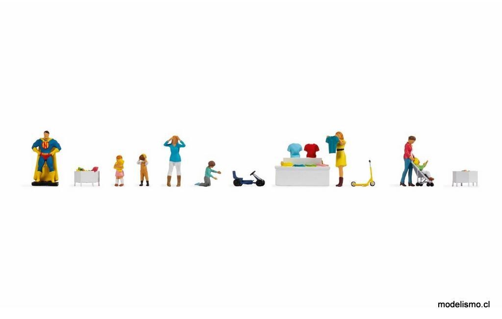 Noch 16240 Figura tema mundo &quot;juguetería&quot; - 2 madres, madre con cochecito y niño, 3 niños jugando, gran figura decorativa &quot;Superman&quot;, vehículos de juguete scooter y coche de pedales