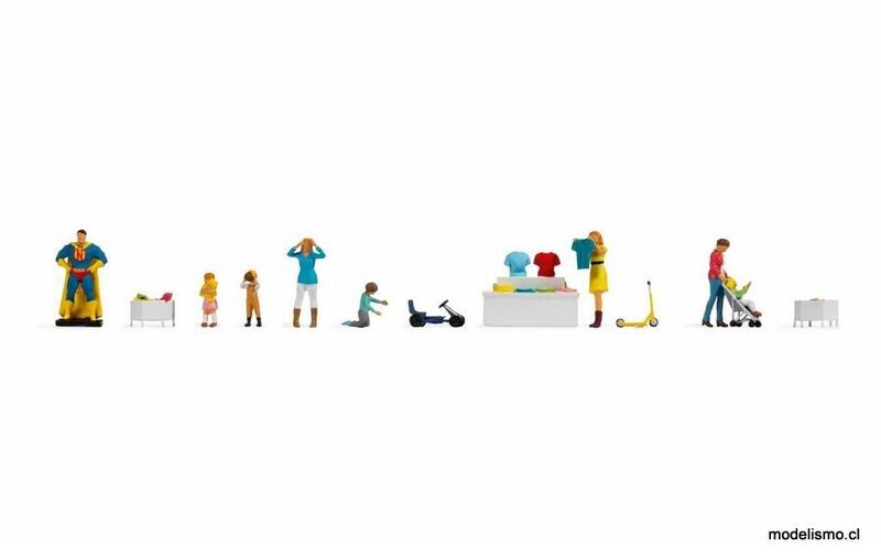Noch 16240 Figura tema mundo &quot;juguetería&quot; - 2 madres, madre con cochecito y niño, 3 niños jugando, gran figura decorativa &quot;Superman&quot;, vehículos de juguete scooter y coche de pedales
