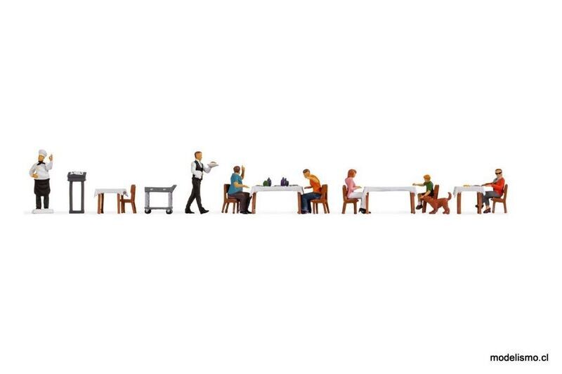 Noch 16246 ​Figura tema mundo &quot;Restaurante&quot; - 5 comensales sentados y 1 perro, 1 camarero, 1 figura publicitaria grande &quot;Cocinero&quot;, 4 mesas, 6 sillas, 1 carrito,  1 escritorio