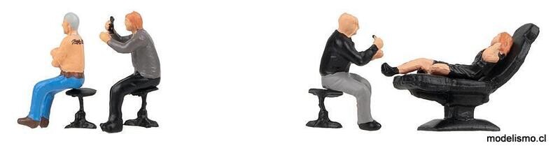 Faller 151654 en el estudio de tatuajes Faller 151654 en el estudio de tatuajes