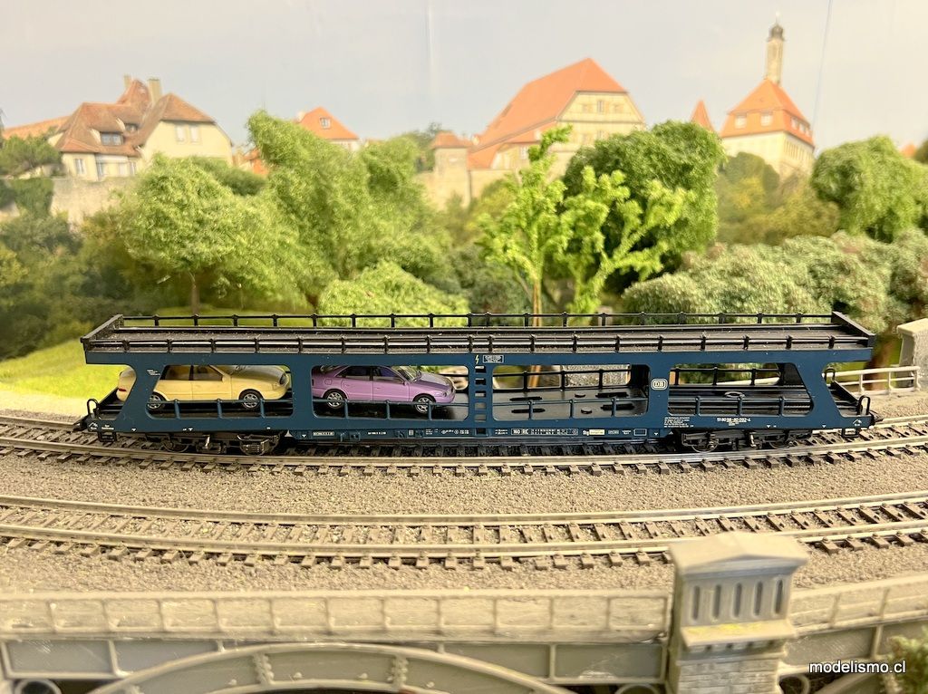 Märklin 4234 Camión transportador de turismos DDm 915 de la Deutsche Bundesbahn (DB) con dos vehículos - usado