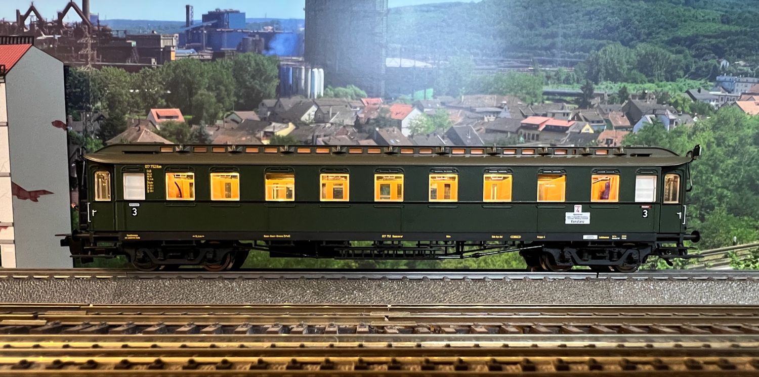 PF Fleischmann H0 568304 - Coche expreso de 3a clase, tipo C4ü (pr 08), DB. El coche tiene indicadores de cola de tren - para Märklin - usdao + luz