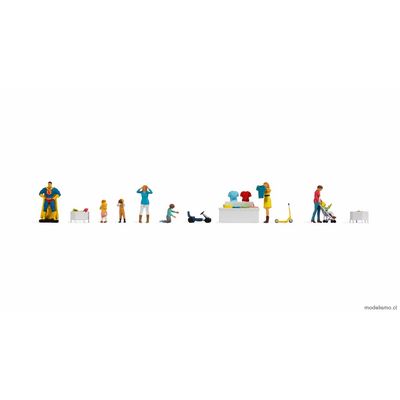 Noch 16240 Figura tema mundo "juguetería" - 2 madres, madre con cochecito y niño, 3 niños jugando, gran figura decorativa "Superman", vehículos de juguete scooter y coche de pedales