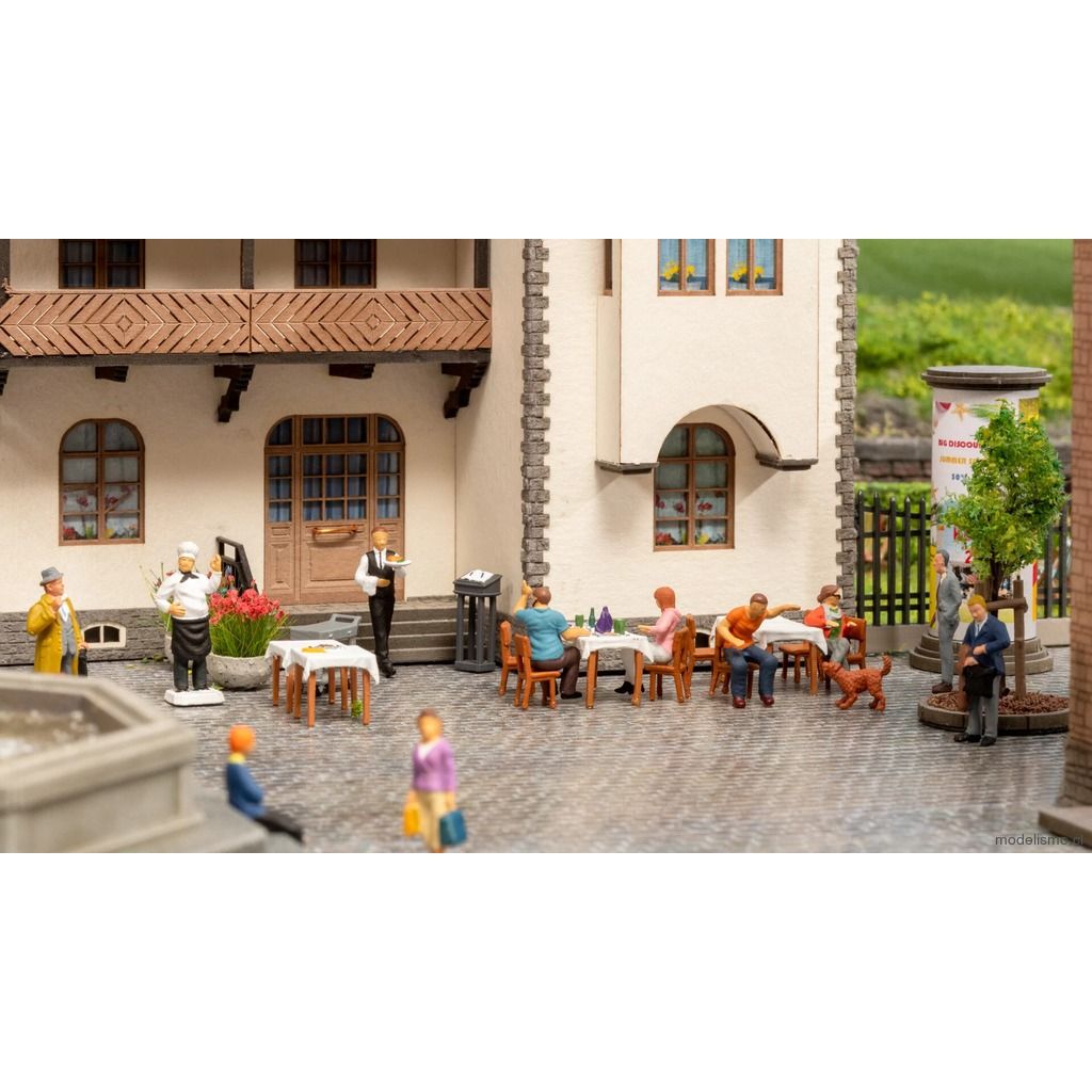 Noch 16246 Figura tema mundo "Restaurante" - 5 comensales sentados y 1 perro, 1 camarero, 1 figura publicitaria grande "Cocinero", 4 mesas, 6 sillas, 1 carrito, 1 escritorio Noch 16246 Figura tema mundo "Restaurante" - 5 comensales sentados y 1 perro, 1 camarero, 1 figura publicitaria grande "Cocinero", 4 mesas, 6 sillas, 1 carrito, 1 escritorio