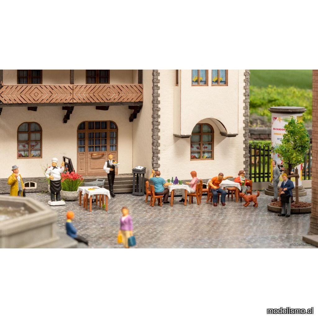 Noch 16246 Figura tema mundo "Restaurante" - 5 comensales sentados y 1 perro, 1 camarero, 1 figura publicitaria grande "Cocinero", 4 mesas, 6 sillas, 1 carrito, 1 escritorio Noch 16246 Figura tema mundo "Restaurante" - 5 comensales sentados y 1 perro, 1 camarero, 1 figura publicitaria grande "Cocinero", 4 mesas, 6 sillas, 1 carrito, 1 escritorio