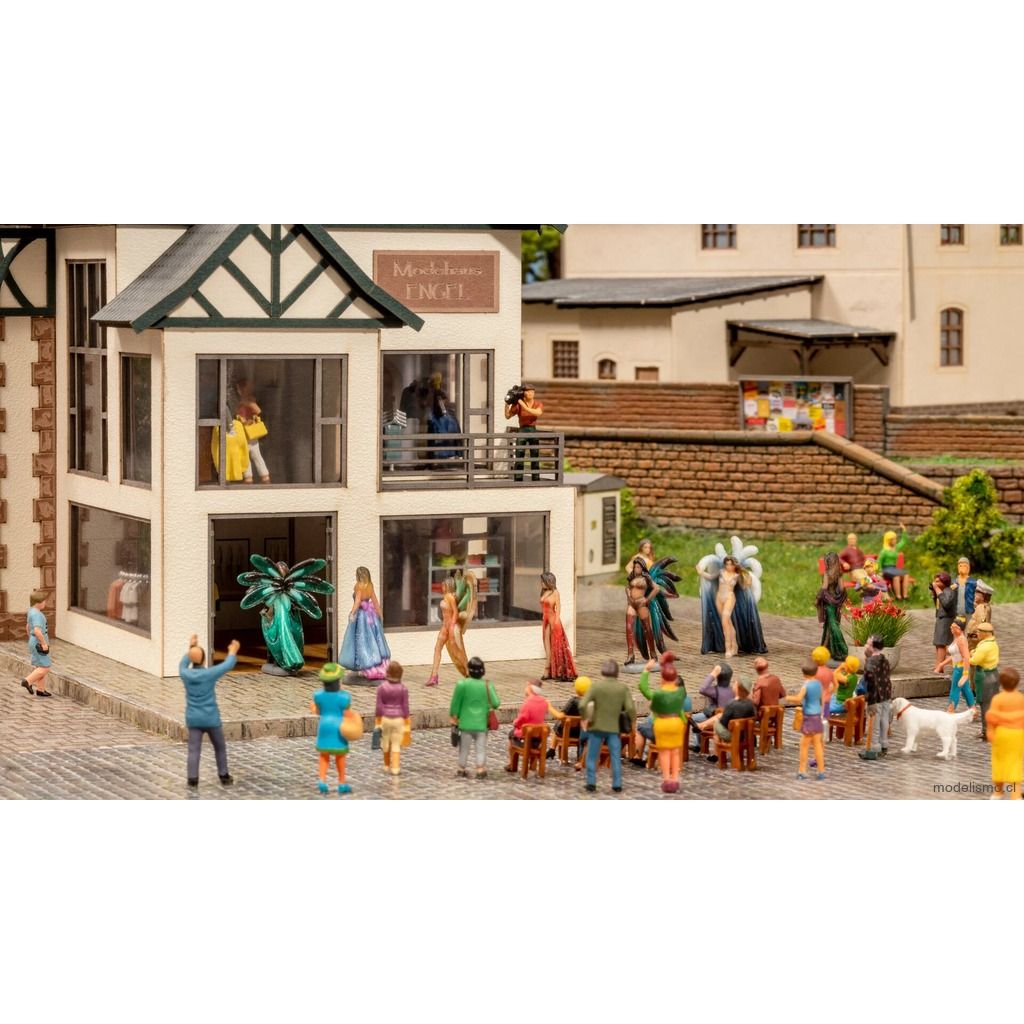 Noch 16241 Mundo temático de figuras "Tienda de moda": 4 clientes, 1 vendedora, 1 mostrador de ventas con caja registradora, 3 puestos de venta de pie con ropa, 1 estante con rueda Noch 16241 Mundo temático de figuras "Tienda de moda": 4 clientes, 1 vendedora, 1 mostrador de ventas con caja registradora, 3 puestos de venta de pie con ropa, 1 estante con rueda
