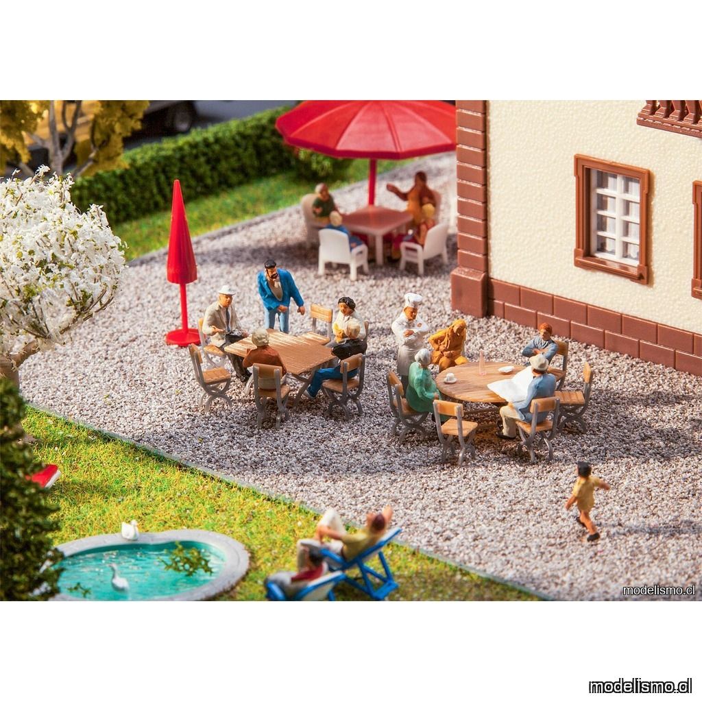 Faller 180957 2 mesas y 12 sillas