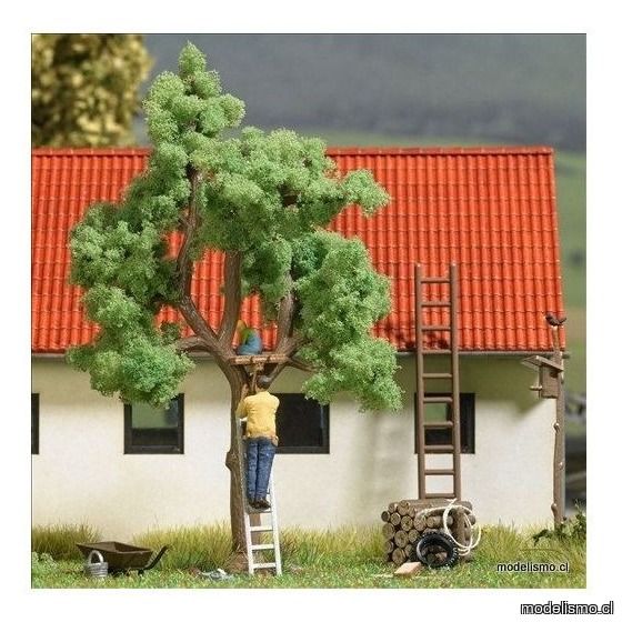 Busch H0 1834 ​Casa del árbol en construcción