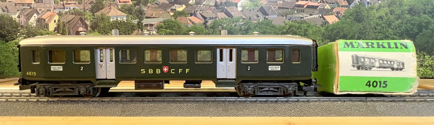 PF Märklin 4015 usado - Vagón de tren ligero expreso ÖBB, con puertas correderas dobles que se abren mediante un pomo giratorio en el techo. PF Märklin 4015 usado - Vagón de tren ligero expreso ÖBB, con puertas correderas dobles que se abren mediante un pomo giratorio en el techo.