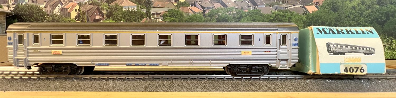 PF Märklin 4076 Vagón de tren expreso plateado de la SNCF - usado PF Märklin 4076 Vagón de tren expreso plateado de la SNCF - usado