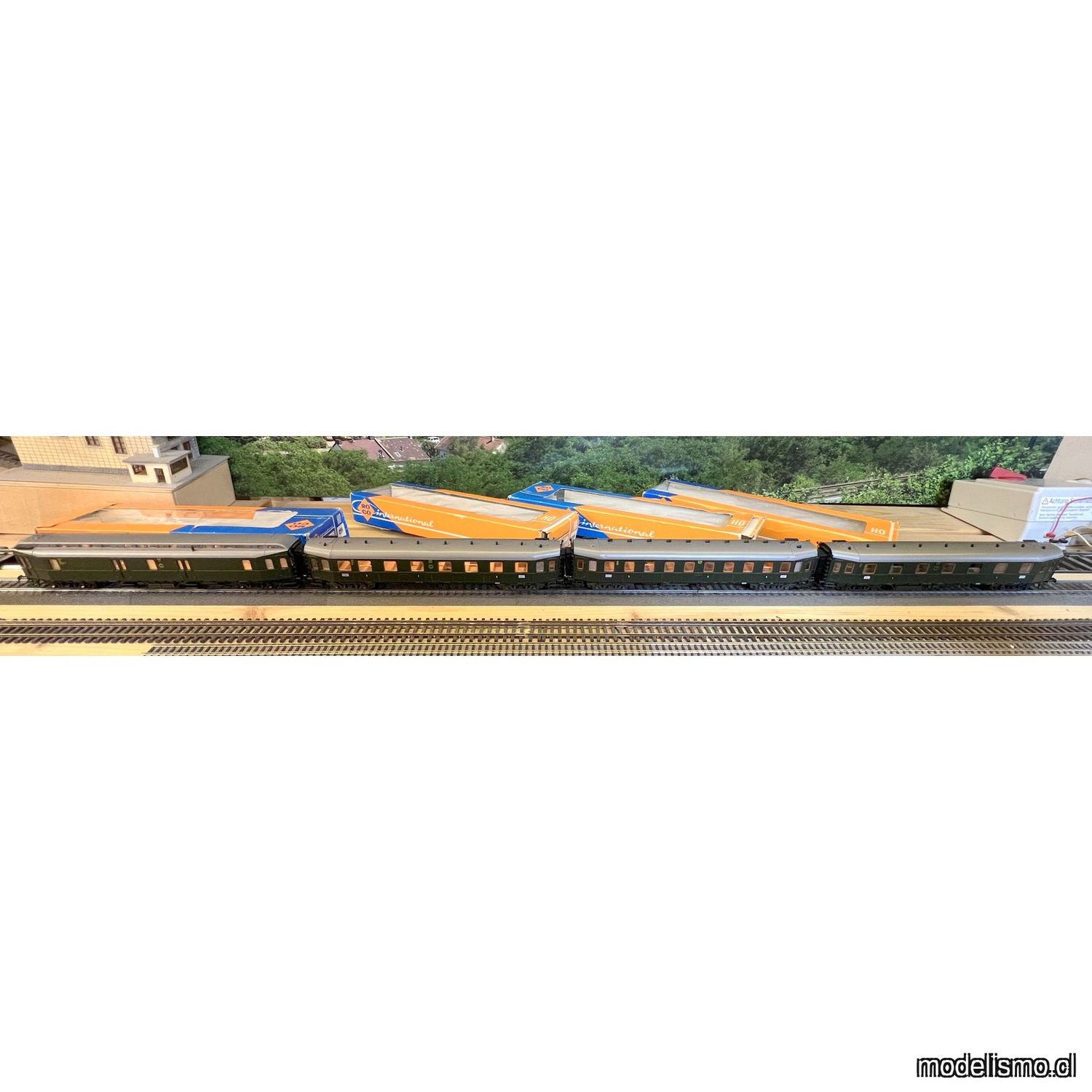 PF Roco 3 vagones de pasajeros de 4 ejes + 1 vagón de correo de 4 ejes - con luz - para Märklin - usado PF Roco 3 vagones de pasajeros de 4 ejes + 1 vagón de correo de 4 ejes - con luz - para Märklin - usado