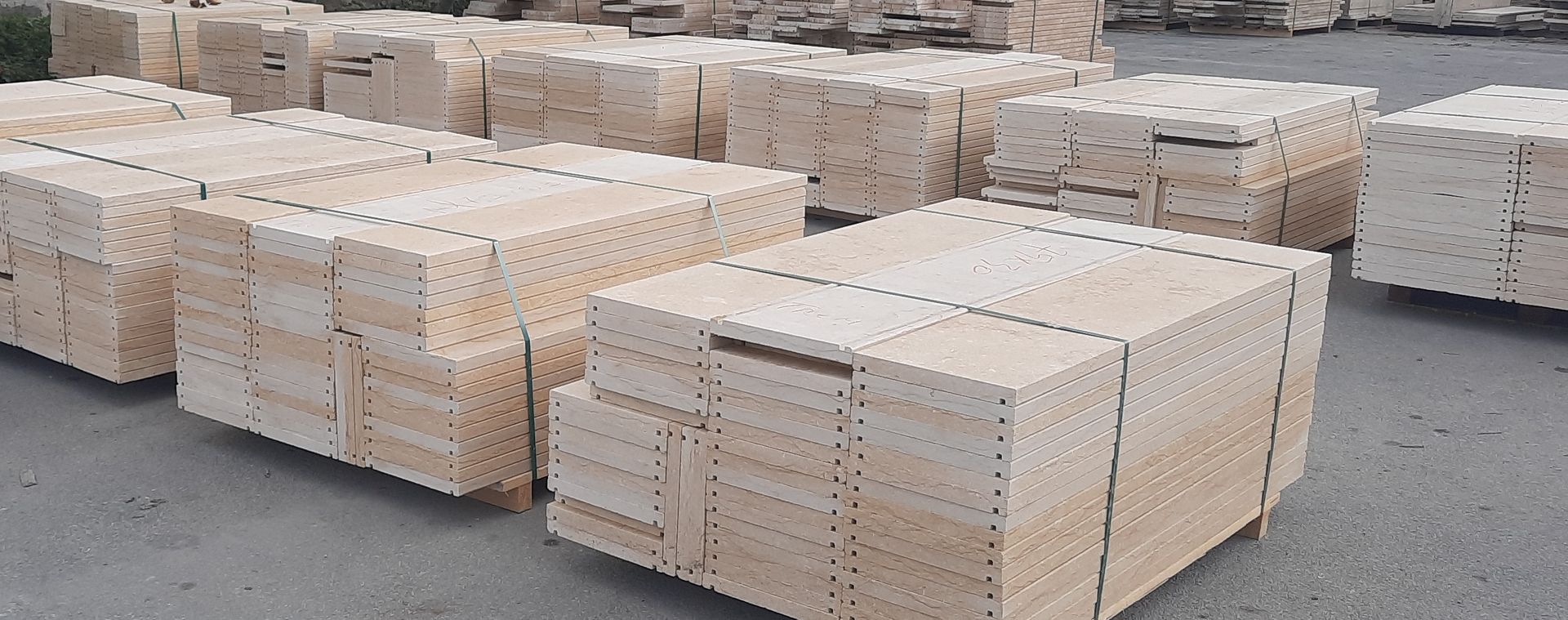 copertina in travertino spessore 3 cm, stuccata e levigata, con gocciolatoio