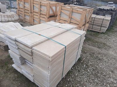 copertina in travertino spessore 3 cm, stuccata e levigata, con gocciolatoio