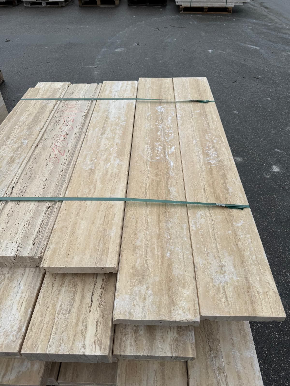 copertina in travertino spessore 2 cm, stuccata e levigata, con gocciolatoio