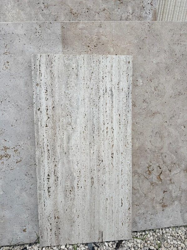 travertino classico grezzo 43x85x3,5 cm – stock strutturale