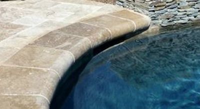 piastrelle e bordo piscina in travertino