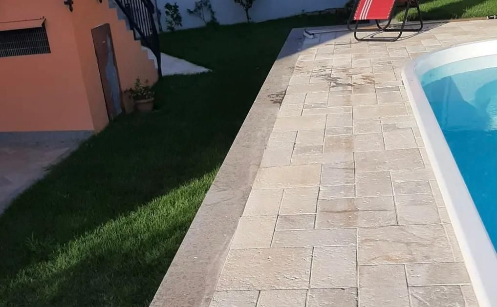 piastrelle e bordo piscina in travertino