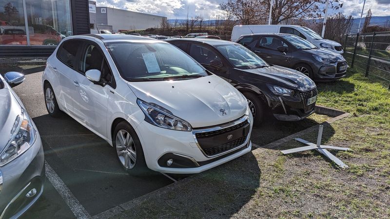 PEUGEOT 208 1.2i 12V  82 CV SIGNATURE