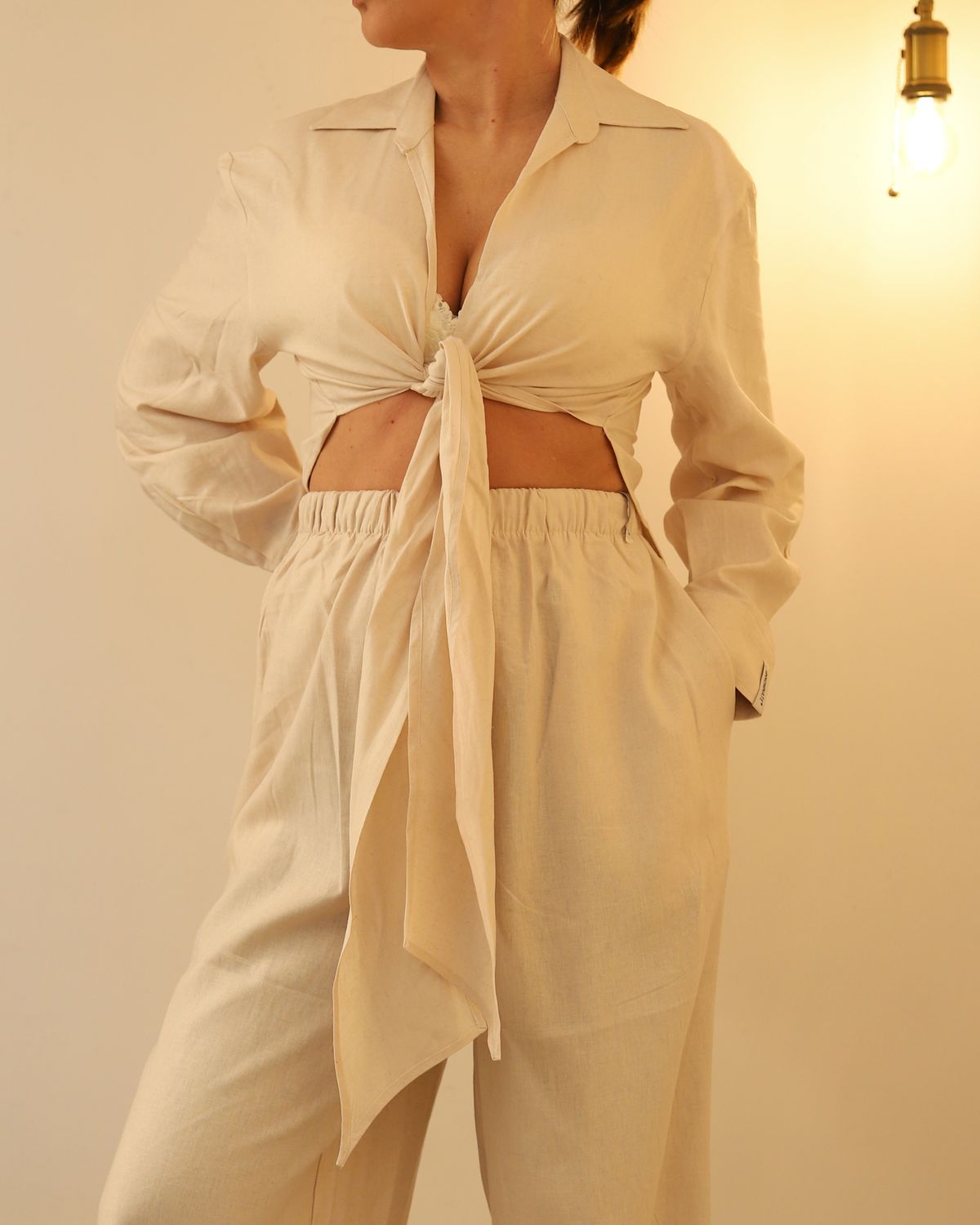 Camicia in lino con nodo sul davanti • Ecru HINNOMINATE
