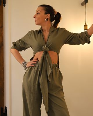 Camicia in lino con nodo sul davanti • Muschio HINNOMINATE