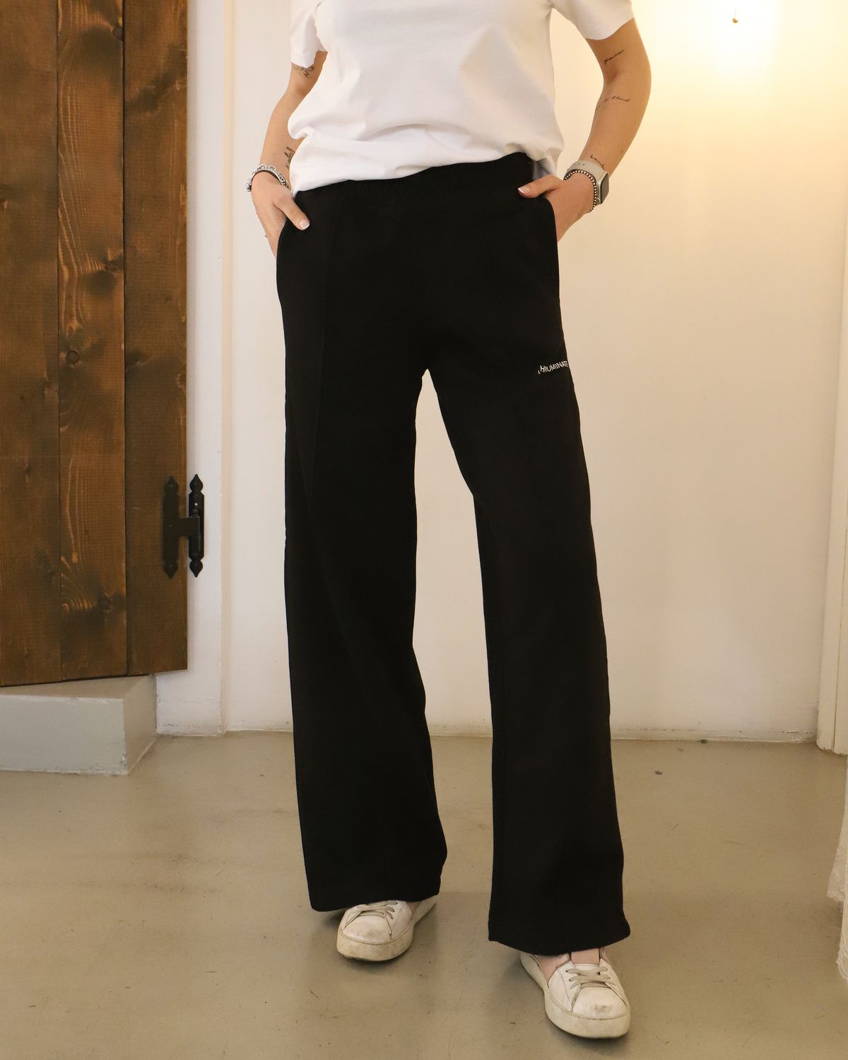 Pantalone in felpa dritto con nervature e cinto incrociato • Nero HINNOMINATE