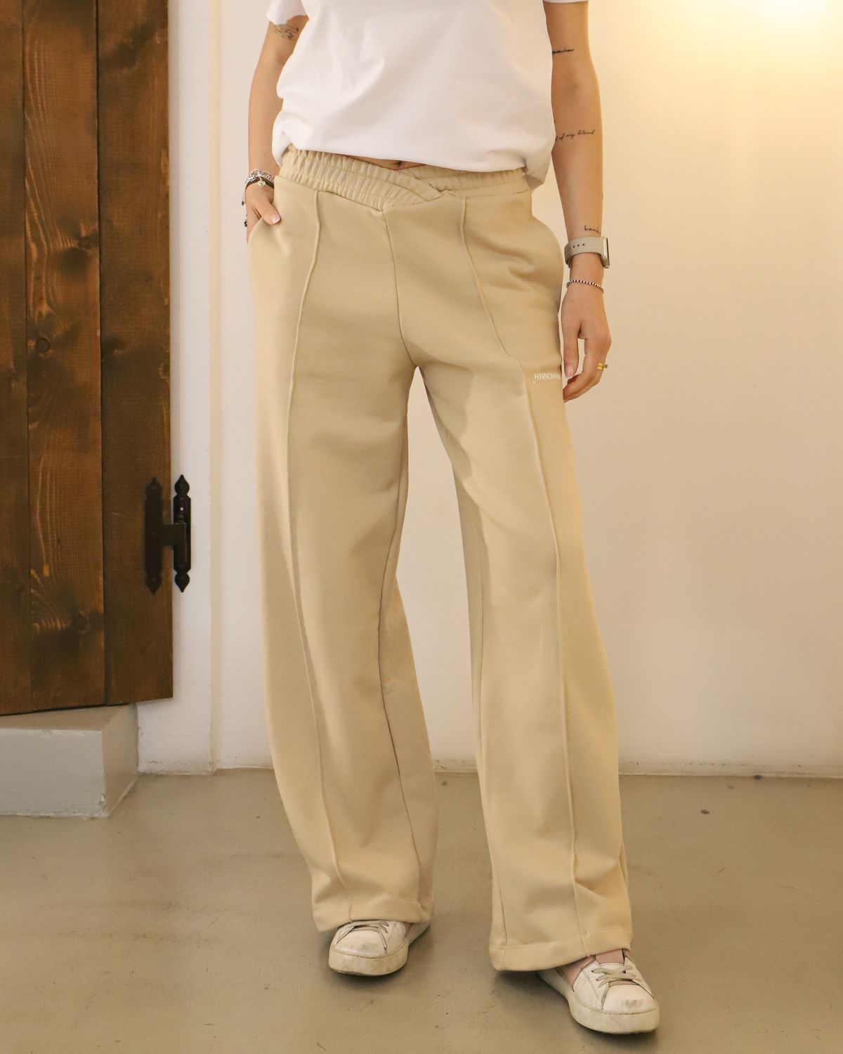 Pantalone in felpa dritto con nervature e cinto incrociato • Safari HINNOMINATE