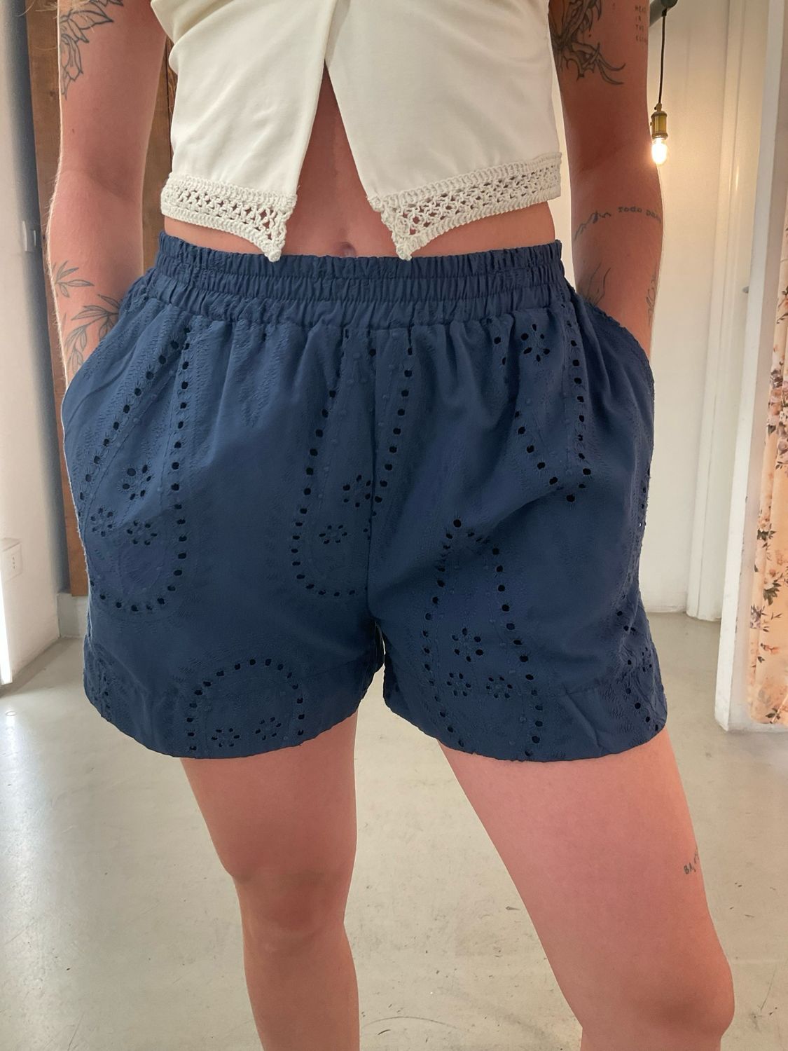 Pantaloncino con ricami