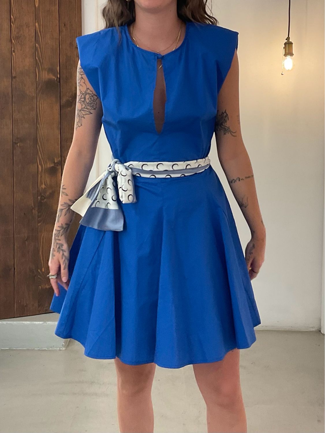 Abito con cintura foulard